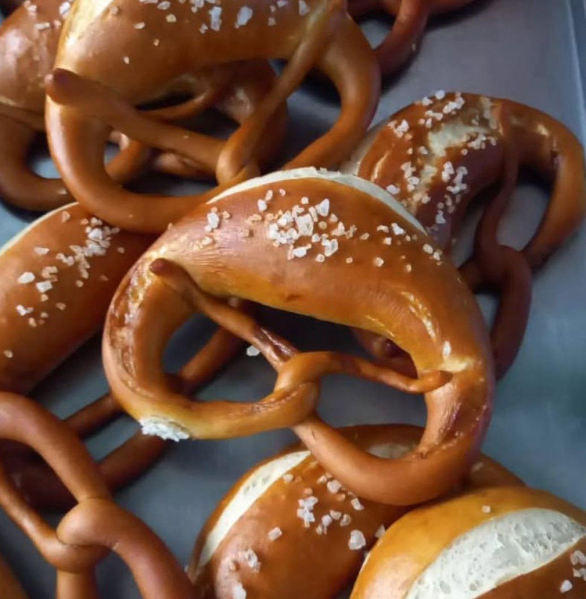 Típico pão alemão, o pretzel é feito manualmente por Vivian Boger no Neckartal