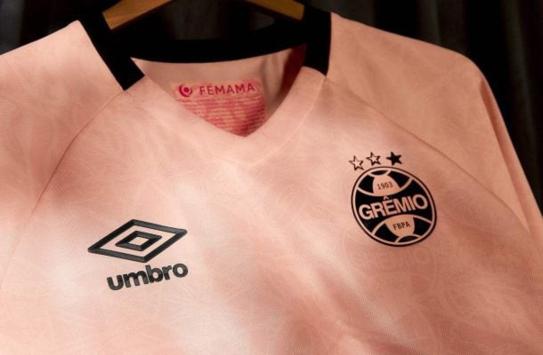 Clubes brasileiros apresentam novas camisas em apoio ao Outubro Rosa