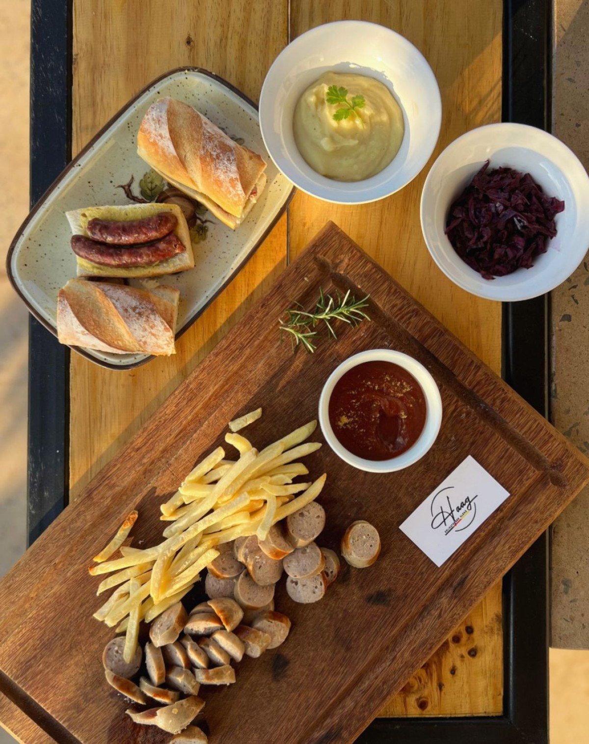 No cardápio da Haag Delikatessen Alemã, tem sanduíche da linguiça landjäger e a salsicha branca weisswurst, típica da Baviera