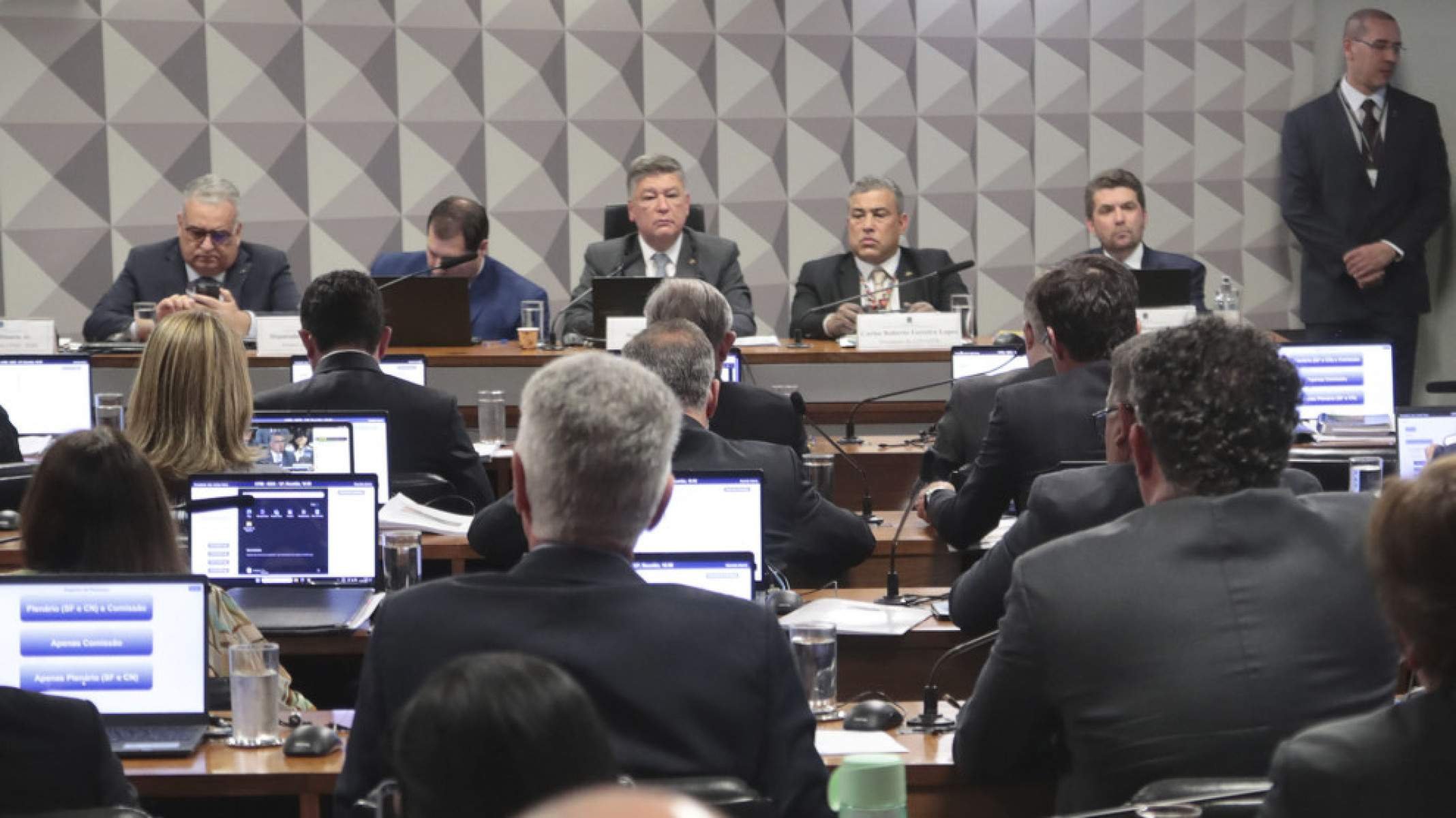 CPI do INSS impulsiona parlamentares nas redes e visibilidade eleitoral para 2026 - Platobr Politica