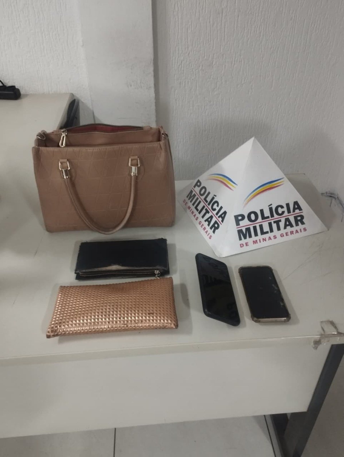 Pertences recuperados pela polícia militar