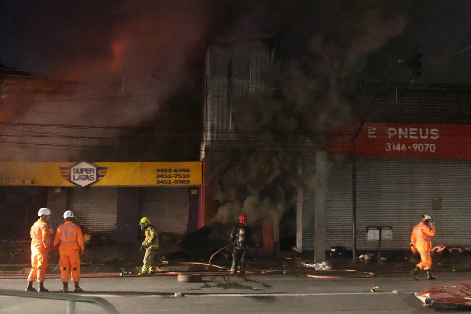 O Corpo de Bombeiros Militar de Minas Gerais está atendendo a ocorrência e informou preliminarmente que o fogo teria começado em uma loja de pneus