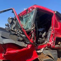 Carreta fica destruída em engavetamento na BR-381; motorista saiu ileso - Wellington Barbosa/EM/D.A.Press
