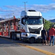 Funcionário da Copasa morre em batida com caminhão-cegonha na BR-116 - Micharles Almeida/Gazeta de Araçuaí