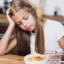 Os 5 sinais de transtornos alimentares em crianças e adolescentes - Freepik