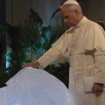 Papa critica Donald Trump e abençoa bloco de gelo em defesa do clima - Vatican News / reprodução