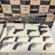 Dupla é presa com arsenal de armas e munições em Minas - PMMG/Divulgação