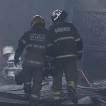 Veja os estragos do incêndio que destruiu lojas na Avenida Vilarinho - Edésio Ferreira/EM/DA Press