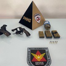 Com medo, ele deixou a casa levando outras armas do pai, que sabia onde estavam guardadas -  (crédito: Reprodução/PMMG)
