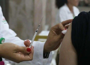 Estar&atilde;o dispon&iacute;veis vacinas contra rotav&iacute;rus, poliomielite, meningoc&oacute;cica ACWY, pneumoc&oacute;cica 10, hepatites A e B, Papilomav&iacute;rus Humano (HPV), pentavalente, febre amarela, dengue, tr&iacute;plice viral e gripe -  (crédito: Rovena Rosa/Ag&ecirc;ncia Brasil/Arquivo)