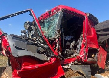 Carreta fica destruída em acidente na BR-381, em Betim (MG), na manhã desta quinta-feira (2/10) -  (crédito: Wellington Barbosa/EM/D.A.Press)