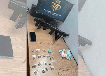 Submetralhadoras caseiras, munições, buchas de maconha e dinheiro em espécie foram recolhidos pela polícia com o atirador -  (crédito: Divulgação/Polícia Militar)