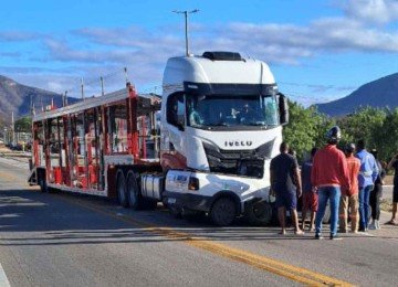 Picape da Copasa foi encontrada atravessada na frente da cabine da cegonha, que estava vazia no momento do acidente -  (crédito: Micharles Almeida/Gazeta de Araçuaí)