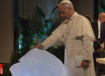 Papa abençoa bloco de gelo -  (crédito: Vatican News / reprodução)