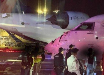 Aviões colidiram durante manobra em solo -  (crédito: Redes sociais)