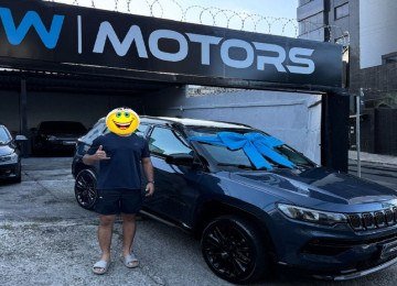 Os golpistas, quando tiravam fotos com os carros, aplicavam emoji sobre seus rostos -  (crédito: Instagran)