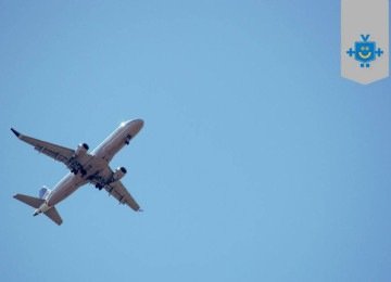 Avião no céu em uma viagem interenacional -  (crédito: Reprodução Educando seu Bolso)