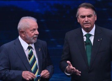 Lula (à esquerda) e Bolsonaro (direita) durante o primeiro debate entre os dois para o segundo turno, em 16 de outubro de 2022 -  (crédito: Nelson Almeida/AFP)
