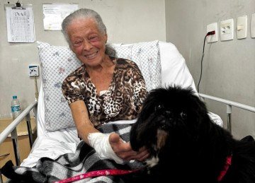 Viúva e sem parentes próximos, Dona Juvita conta com uma rede de apoio formada por vizinhos, que se revezam nos cuidados diários  -  (crédito: Reprodução/Lucas Martins/HSF)