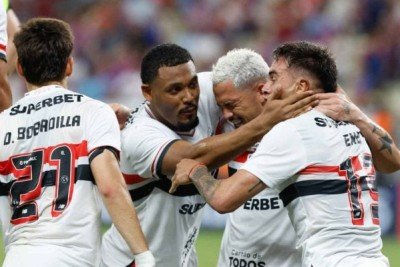 O São Paulo respirou aliviado na noite desta quinta-feira (02). Mesmo com um jogador a menos desde a metade do primeiro tempo, o Tricolor venceu o Fortaleza por 2 a 0 e voltou a vencer após quatro jogos. Além disso, o time teve um ótimo desempenho defensivo para segurar a pressão com a desvantagem e viu o ataque voltar a marcar. Confira como o Jogada10 avaliou os jogadores tricolores. Foto: Rubens Chiri/São Paulo -  (crédito: Rubens Chiri/São Paulo)