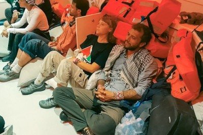 Entre os integrantes da flotilha que foi interceptada por Israel estão a ativista sueca Greta Thunberg Greta Thunberg (no centro ) e o ativista brasileiro Thiago Avila (à direita)  -  (crédito: AFP PHOTO / Israeli Foreign Ministry)