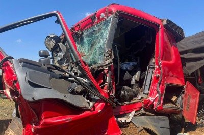 Carreta fica destruída em acidente na BR-381, em Betim (MG), na manhã desta quinta-feira (2/10) -  (crédito: Wellington Barbosa/EM/D.A.Press)