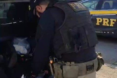 Após vistoria no interior do veículo, foi encontrado, embaixo de uma das poltronas, um volume com aproximadamente 70 gramas de cocaína -  (crédito: PRF/Divulgação)