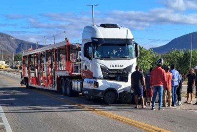 Picape da Copasa foi encontrada atravessada na frente da cabine da cegonha, que estava vazia no momento do acidente -  (crédito: Micharles Almeida/Gazeta de Araçuaí)