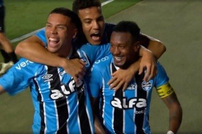 O Grêmio conquistou um ponto suado fora de casa para manter o bom retrospecto no returno do Brasileirão. Sofrendo muita pressão, o Tricolor abriu o placar na Vila Belmiro com Edenílson, aos 11 minutos do 2º tempo, após cruzamento de Pavón. Porém, levou o empate com gol de Lautaro Díaz no fim. Resultado: 1 a 1 em um duelo eletrizante. Veja como o Jogada10 avaliou o desempenho dos tricolores. -  (crédito: Reprodução)