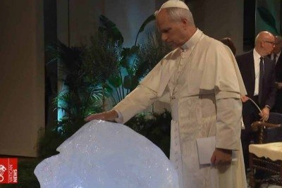 Papa abençoa bloco de gelo -  (crédito: Vatican News / reprodução)