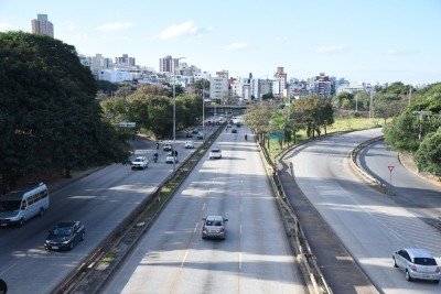 Faixas para motocicletas serão implantadas em um trecho de aproximadamente 8 km da Via Expressa de Belo Horizonte, que passa pelas avenidas Teresa Cristina e Presidente Juscelino Kubitscheck -  (crédito: Gladyston Rodrigues/EM/D.A.Press)