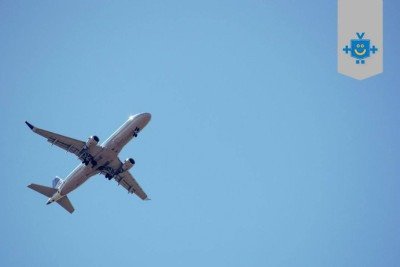 Avião no céu em uma viagem interenacional -  (crédito: Reprodução Educando seu Bolso)