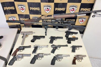 Arsenal com 15 armas de fogo apreendidas em Minas -  (crédito: PMMG/Divulgação)