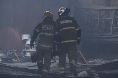 A Liderança Rodas e Pneus, onde teria começado o incêndio, foi totalmente destruída -  (crédito: Edésio Ferreira/EM/DA Press)