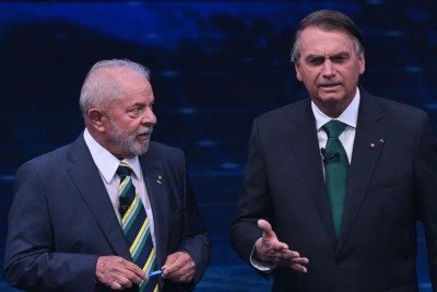 Lula (à esquerda) e Bolsonaro (direita) durante o primeiro debate entre os dois para o segundo turno, em 16 de outubro de 2022 -  (crédito: Nelson Almeida/AFP)