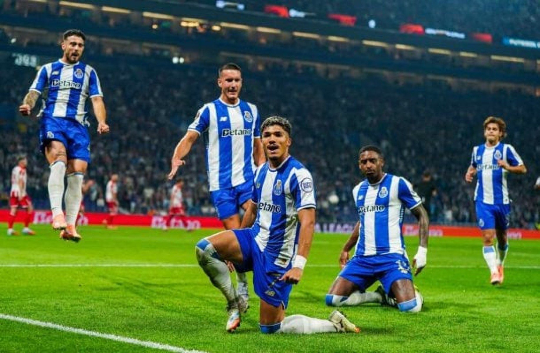 Ex-São Paulo marca, e Porto vence o Estrela Vermelha pela Europa League