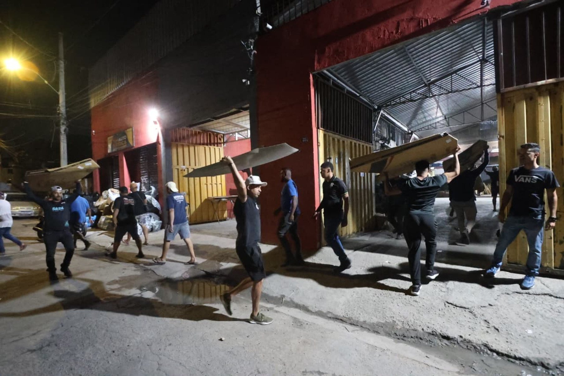 Funcionários e proprietários fizeram um mutirão para retirar as mercadorias-Marcos Vieira/EM/DA Press