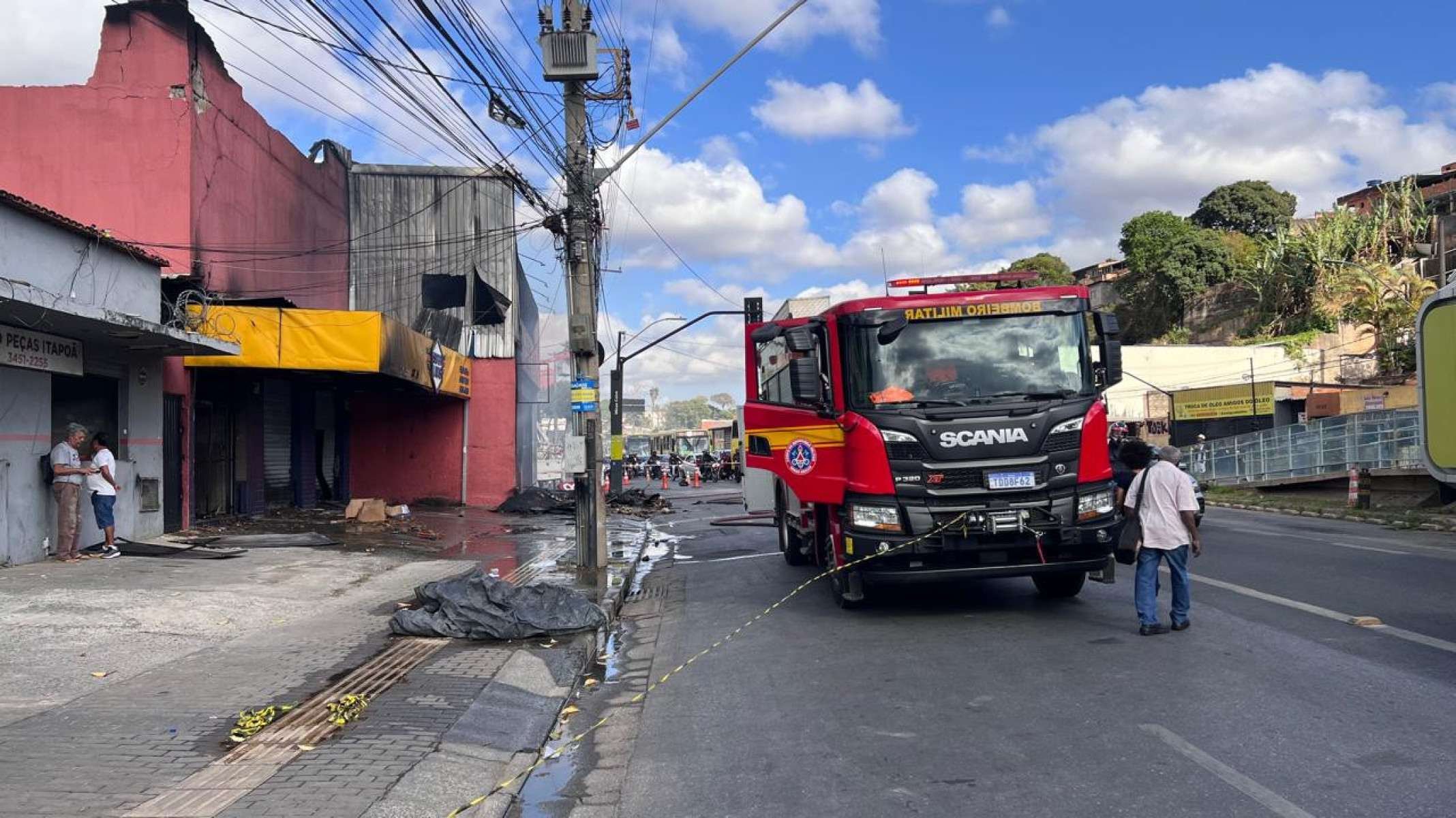 O fogo teve início em uma loja de pneus e rapidamente se espalhou para imóveis vizinhos-Edésio Ferreira/EM/DA Press