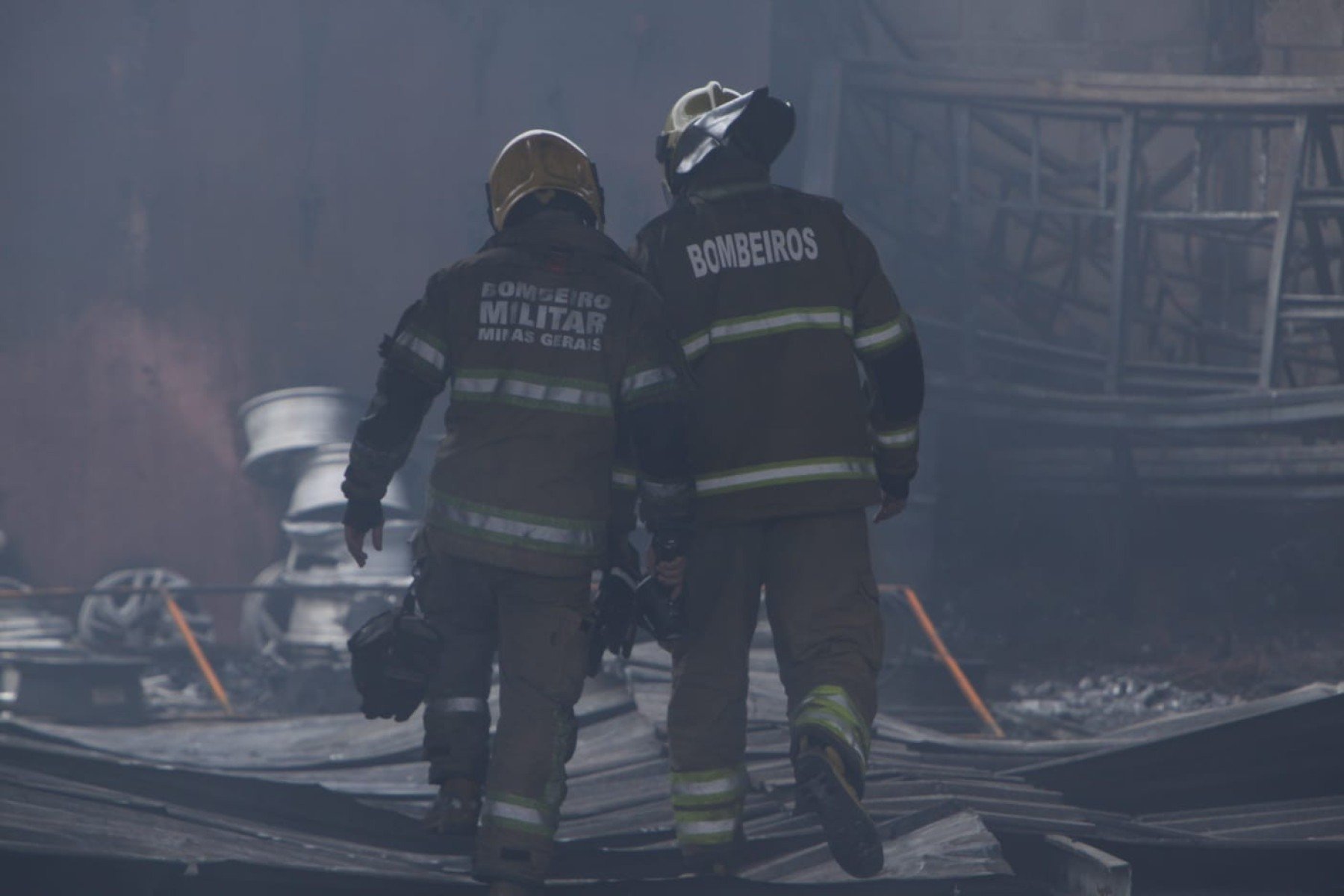 A Liderança Rodas e Pneus, onde teria começado o incêndio, foi totalmente destruída-Edésio Ferreira/EM/DA Press