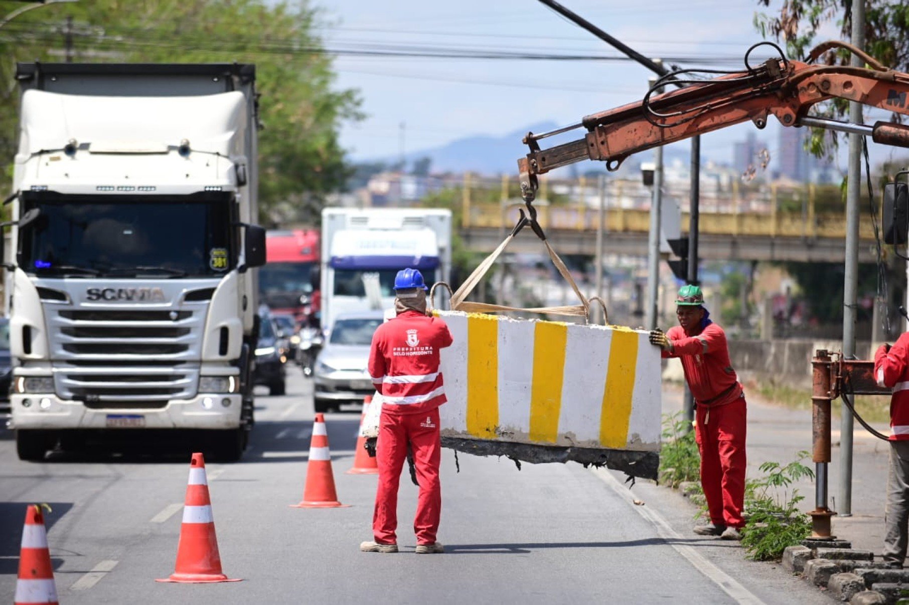 Funcionários da prefeitura colocam barreiras de concreto na pista, que foi interditada-Leandro Couri/EM/DA Press