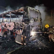MG: ônibus é destruído por incêndio em garagem; veja imagens - CBMMG/Divulgação