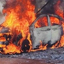 BH: incêndio em mata do Belvedere destroi carro - Divulga&ccedil;&atilde;o/Corpo de Bombeiros