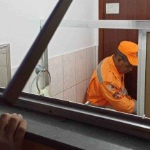 Idosa de 79 anos é resgatada após passar a noite presa no banheiro de casa - Divulgação/Corpo de Bombeiros
