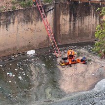Homem cai no Rio Arrudas e é resgatado pelos Bombeiros - Edésio Ferreira/EM/D.A Press