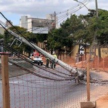 Galeria: trânsito em BH trava por queda de poste na Andradas - Edésio Ferreira/EM/DAPRESS