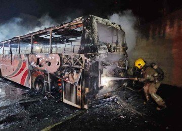 Incêndio destruiu completamente o veículo -  (crédito: CBMMG/Divulgação)