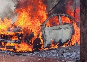 Chamas começaram na mata e atingiram o carro, que estava estacionado -  (crédito: Divulgação/Corpo de Bombeiros)