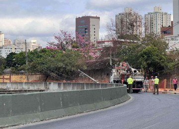 Poste foi derrubado por carro na madrugada e interditou o trânsito na Avenida dos Andradas -  (crédito: Edésio Ferreira/EM/DAPRESS)