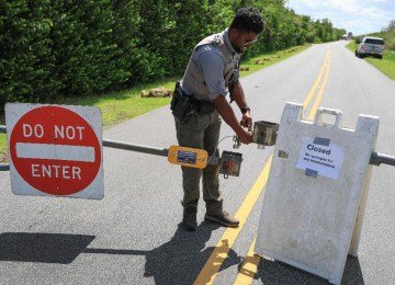 Um guarda florestal fecha o portão de entrada no Parque Nacional Everglades Shark Valley, na Flórida, devido a paralisação do governo federal  -  (crédito: JOE RAEDLE/AFP)