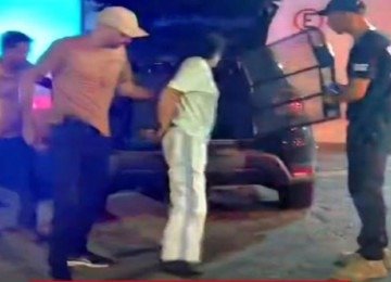 Momento em que a suspeita trans chega à delegacia de Vespasiano -  (crédito: Redes sociais)